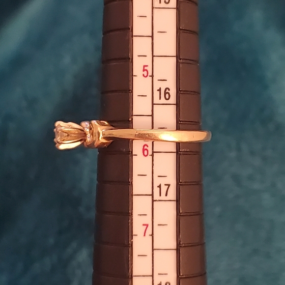 Lovely little 14k yg diamond ring - Picture 7 of 8
